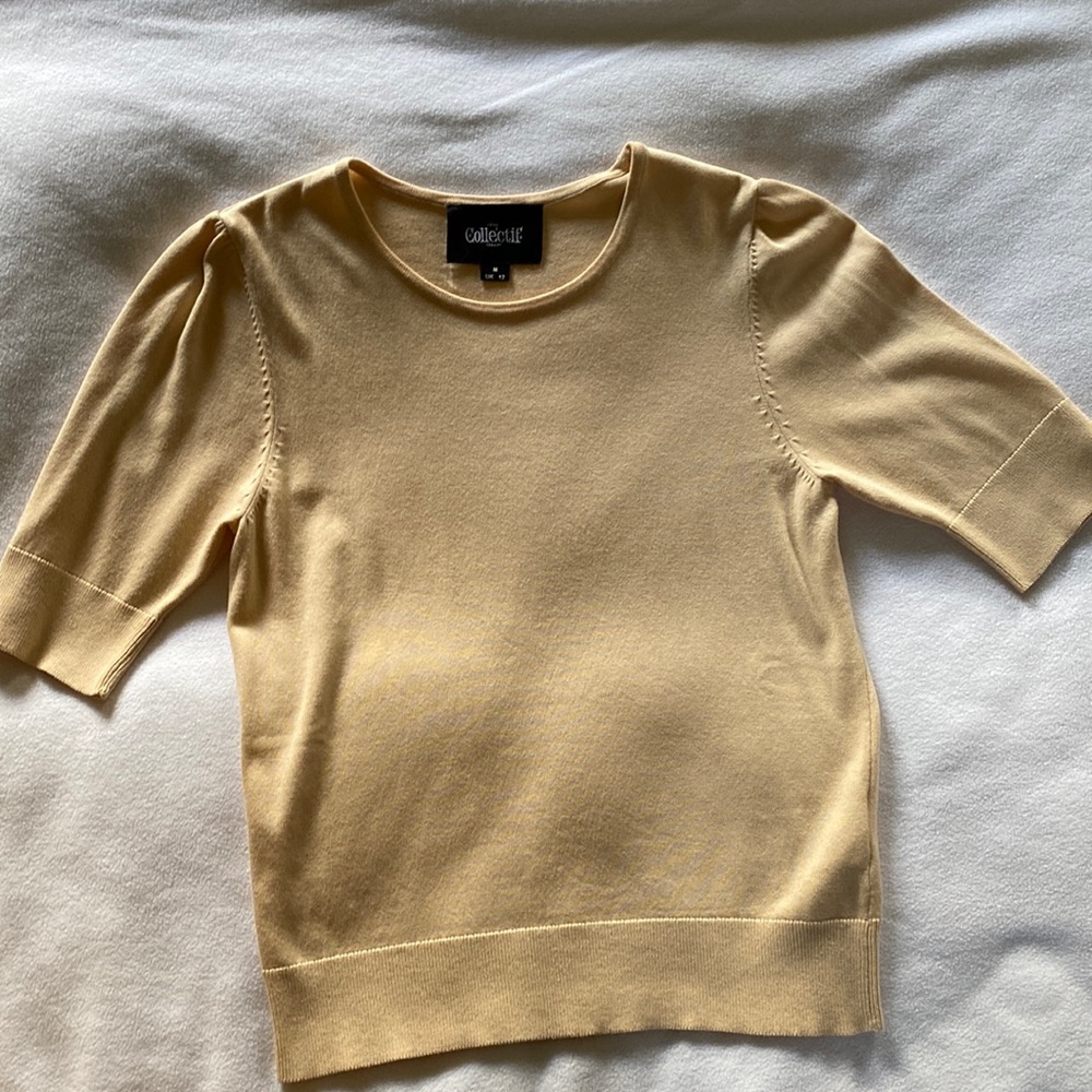 Short sleeved Colletif sweater made of viscose and nylon. New without tags.